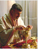 Arcivescovo Lorenzo mentre celebra la liturgia a Palermo.